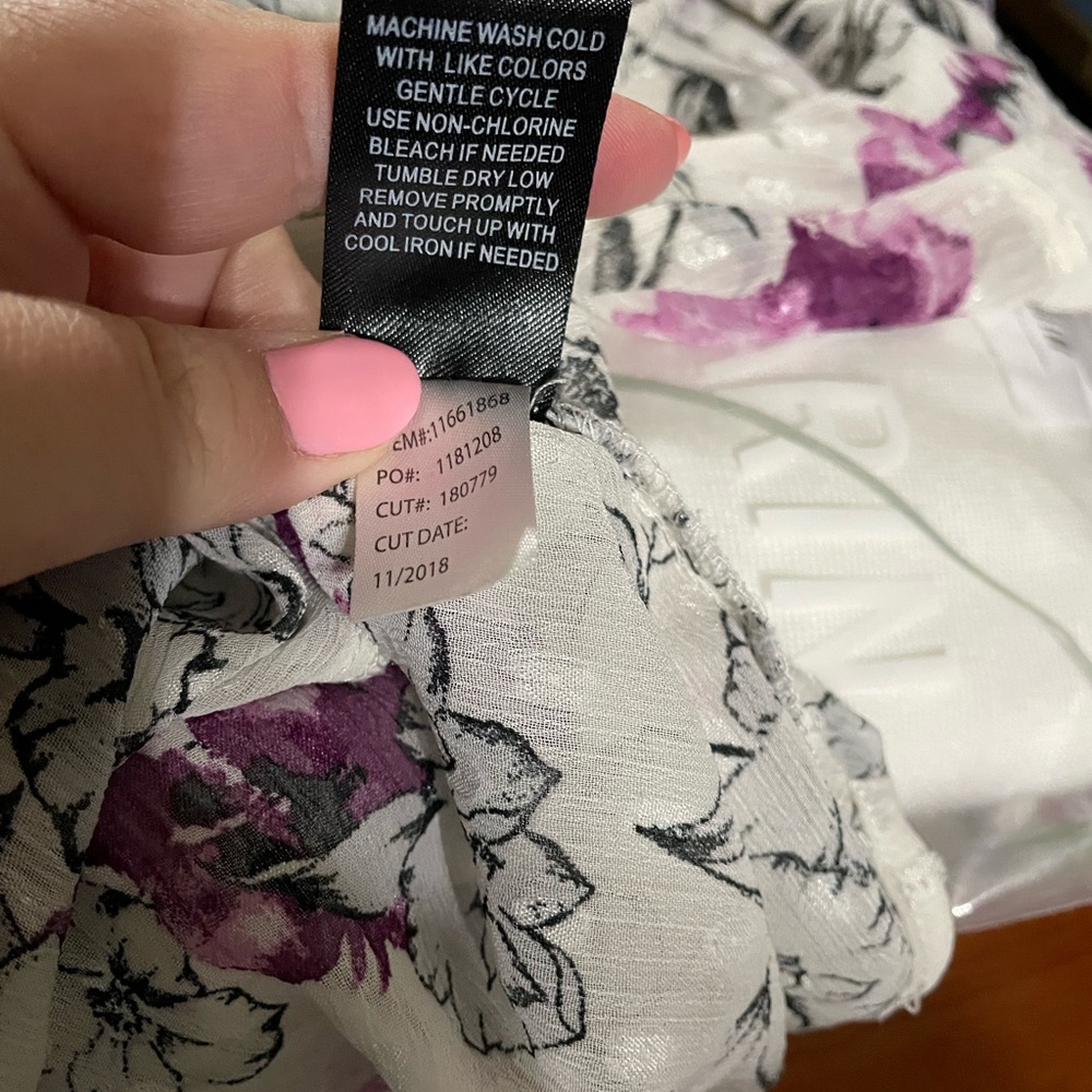 Torrid vneck floral blouse - Picture 9 of 9